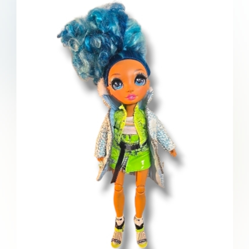 MGA Rainbow High Winter Break ❄️ Skyler Bradshaw Fashion Doll